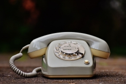 antique telephone-source : pexels.com