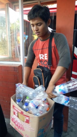 Warga antusias mengumpulkan botol plastik bekas untuk di tukar stiker Suroboyo Bus (dok.pri)