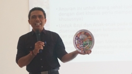 Dr.Putu menjelaskan Isi Piringku pada peserta Danone Blogger Academy 3. (Foto: Akbarmuhibar)