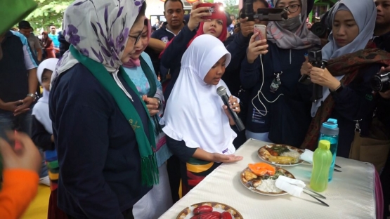 Kebiasaan mengkonsumsi makanan dengan cara Isi Piringku di SDN 1 Limboto, Gorontalo. (Foto: Akbarmuhibar)