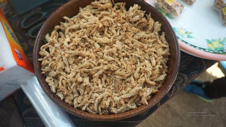 Jamur krispi, salah satu olahan jamur yang dibuat oleh masyarakat Desa Bongkasa Pertiwi. (Foto: Akbarmuhibar)