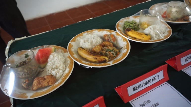 Intervensi makanan 12 hari dengan metode Isi Piringku untuk para balita di Pos Gizi Desa Haya-Haya, Gorontalo. (Foto: Akbarmuhibar)