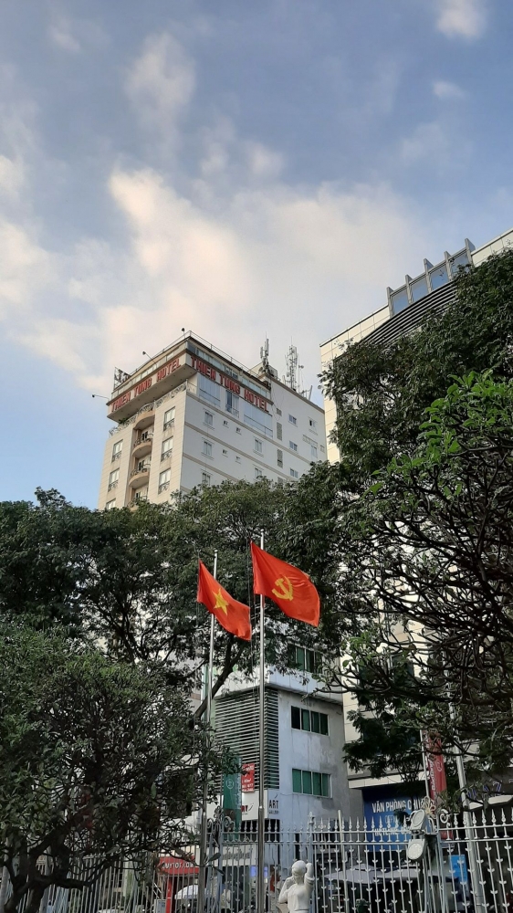 Bendera Republik Sosialis Vietnam dan Bendera Komunis di Museum Fine & Arts | Dokumentasi pribadi : Foto Adityo Surya Halim