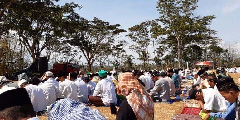 Dok. Pribadi (Jamaah sholat Istisqo' saat mendengarkan khutbah) | dokpri