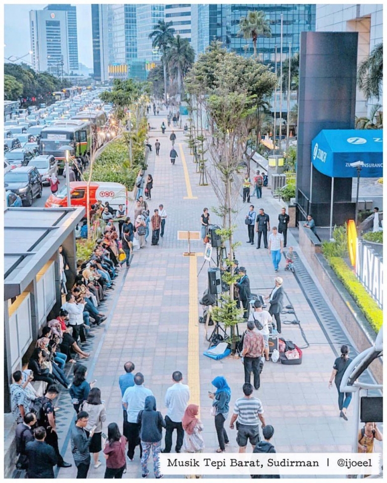 Musik Tepi Barat di depan Sona Topas Tower, Sudirman. Foto: @ijoeel