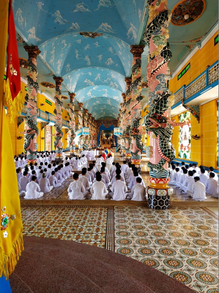 interior Cao Dai Temple (dokumentasi pribadi)