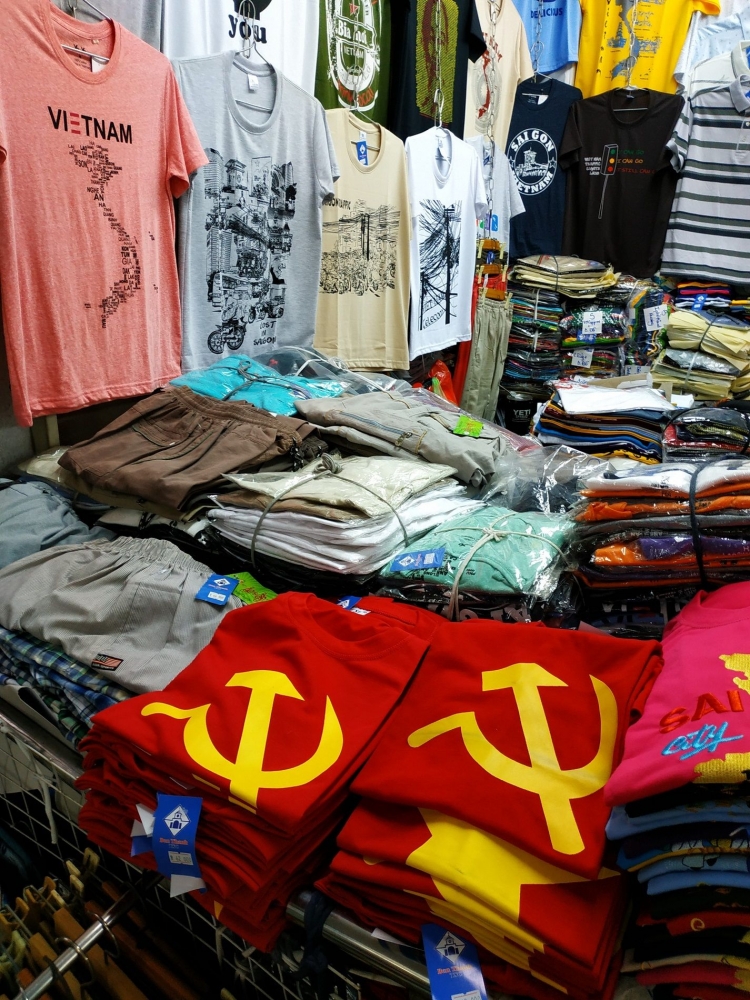 Baju lambang komunis sebagai souvenir banyak dijual di pasar. Pernah ingat ada turis yang ditangkap di Candi Borobudur karena memakai baju ini? kemungkinan besar ia membelinya di Vietnam! | Dokumentasi pribadi