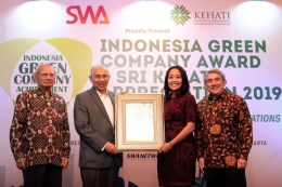 Penyerahan Piagam  Indonesia Green Company Award oleh Ketua Dewan Pembina Yayasan KEHATI Ismid Hadad,kepada Meizani Irmadhiany selaku Corporate Affair