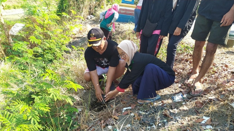 Penanaman Pohon di Bantaran Sungai (dokpri)