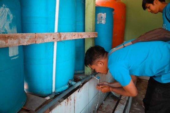 Warga memanfaatkan air hujan yang sudah ditampung untuk berwudu (Foto: Khairul Anwar)