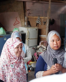 Bu Ningsih (Jilbab Abu) seorang pemulung di Bali, merasakan manfaat lebih dari sampah plastik