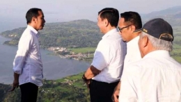 Jokowi-Luhut di Danau Toba (Kompas.com)