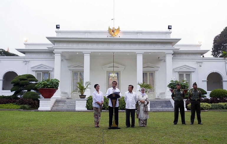 Pasangan Jokowi-JK di depan Istana, sumber: beritasatu.com