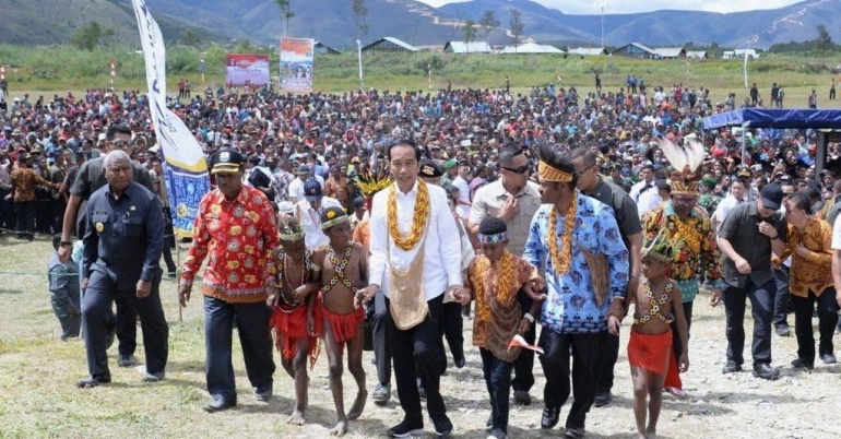 Presiden Jokowi dan Masyarakat Papua | Sumber gambar: loperonline.com