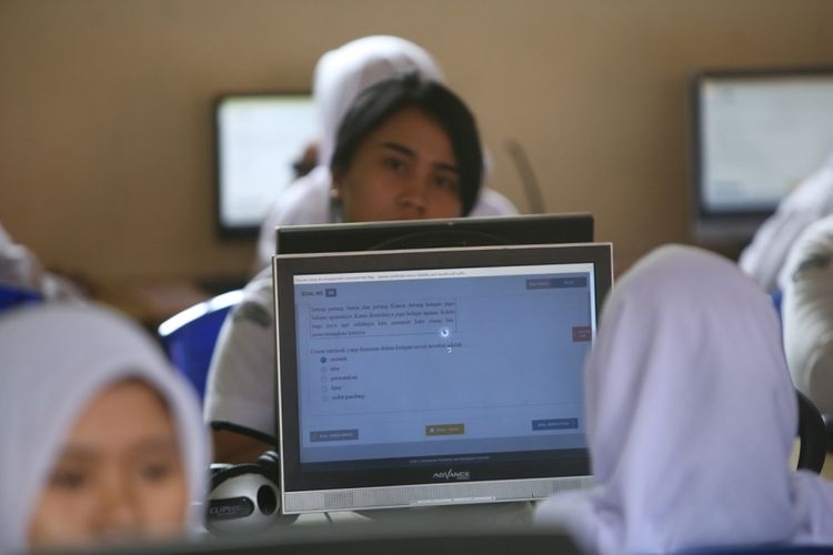 Sejumlah murid melaksanakan UNBK ( Ujian Nasional Berbasis Komputer ) di SMK Negeri 3 Kota Tangerang, Banten, Senin ( 3/4/2017). Ujian nasional berbasis online tingkat SMK ini akan berlangsung hingga Kamis 6 April mendatang.(KOMPAS.com / ANDREAS LUKAS ALTOBELI)