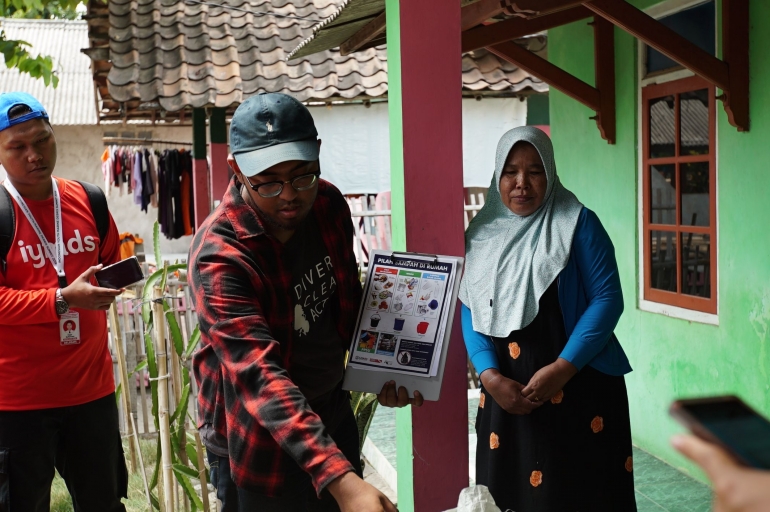 Tim DCA sedang melakukan edukasi pemilahan sampah di Pulau Untung Jawa, Kepulauan Seribu | dokpri