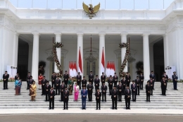 Presiden Joko Widodo didampingi Wapres Maruf Amin berfoto bersama jajaran menteri Kabinet Indonesia Maju yang baru dilantik di tangga beranda Istana Merdeka, Jakarta, Rabu (23/10/2019). (ANTARA FOTO/PUSPA PERWITASARI via KOMPAS.COM))