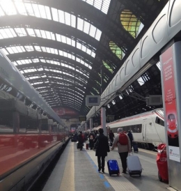 Stasiun Milano Centrale yang merupakan hub berbagai moda transportasi. Foto pribadi.