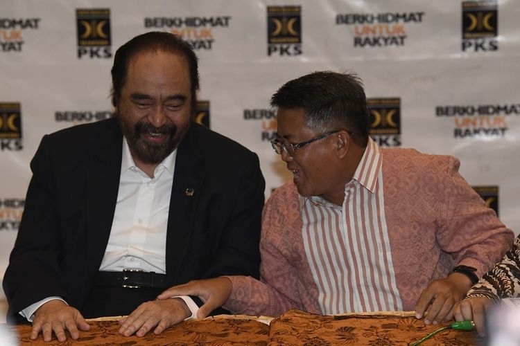 Ketua Umum Partai Nasional Demokrat (Nasdem) Surya Paloh (kiri) berbincang dengan Presiden Partai Keadilan Sejahtera (PKS) Sohibul Iman ANTARA FOTO/PUSPA PERWITASARI
