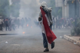 Gambar: https://megapolitan.kompas.com/read/2019/09/29/09085421/kisah-di-balik-foto-viral-anak-sma-bawa-bendera-merah-putih-di-tengah?page=all 