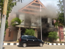 Kantor DPRD Kabupaten Gowa ketika ter(di)bakar tiga tahun lalu. | Dokpri