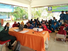 Team Mahasiswa membantu peserta dalam pelatihan (Dokpri)