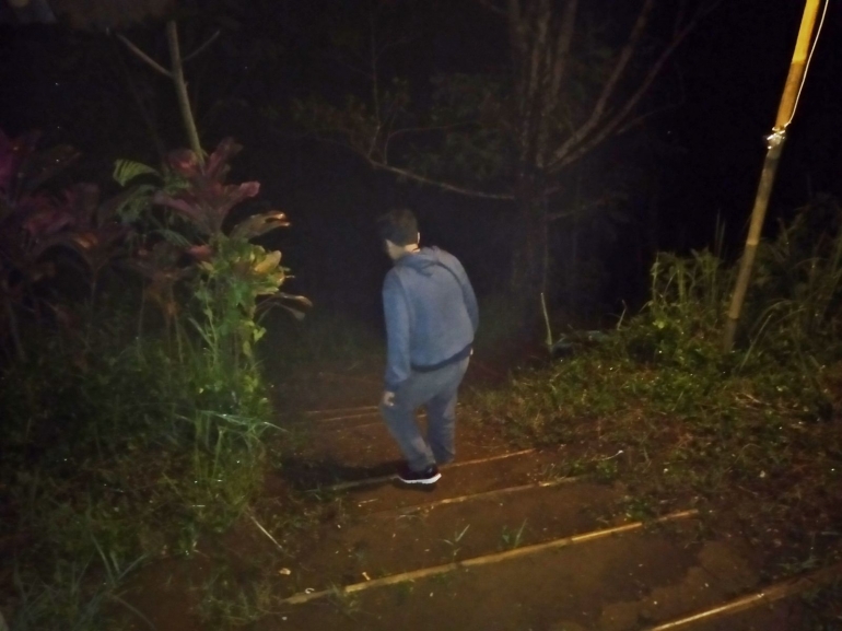 Jalan menuju puncak bukit dengan penerangan memadai. - Dokumen Pribadi