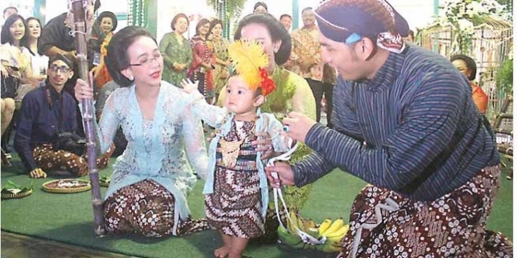 Tradisi Tedhak Siten Cucu Sultan HB X dari pasangan GKR Bendoro dengan KPH Yudanegara, R.Aj Nisaka Irdina Yudanegara. (Foto. Radar Jogja)
