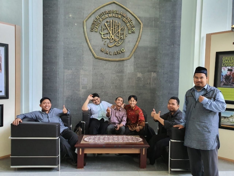 Teman-teman S3 PBA UIN Malang di gedung rektorat UIN Malang (Foto : Ust. Ali Ma'shum)