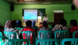 Penulis saat memberi materi pelatihan Google Bisnisku untuk kelompok Dasawisma Kampung Mahakam, Kota Malang (dokpri)