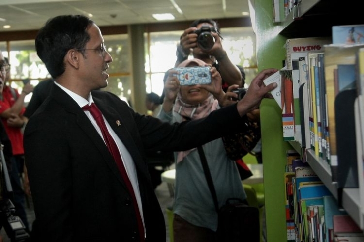 Mendikbud Nadiem Makarim saat mengunjungi perpustakaan Kemendikbud usai upacara serah terima jabatan di lingkungan Kemendikbud, Jakarta (23/10/2019). (Sumber: kompas.com via DOK. SAHABAT KELUARGA KEMENDIKBUD/FUJI RACHMAN)