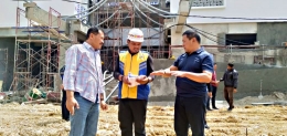 WALIKOTA Bukittinggi H. Ramlan Nurmatias dan Kepala Dinas Koperasi, UKM, dan Perdagangan Muhammad Idris dan pihak PT Abipraya melihat desain Pasa Ateh. (Foto: Dok. Pemko Bukittinggi)