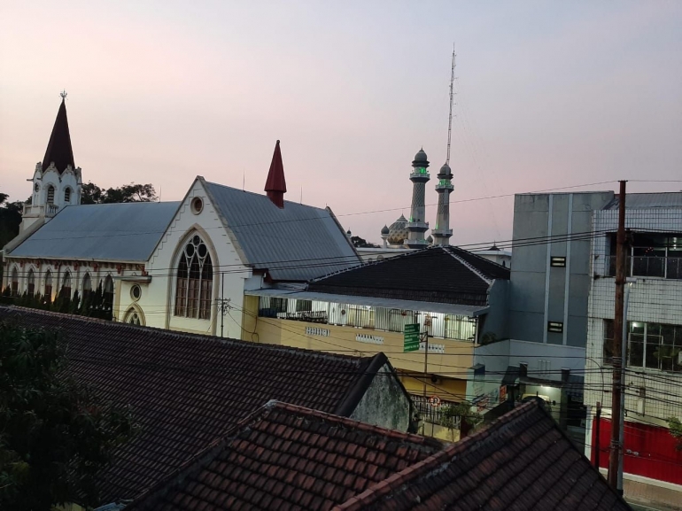 Menara masjid dan gereja tampak dari loteng Hotel Riche|Foto Pribadi