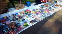 Lapak yang menjual buku bajakan di Car Free Day Kota Solo di Jalan Slamet Riyadi (dok. pri).