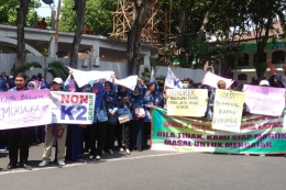 Ratusan guru honorer non K2 saat demonstrasi di depan gedung DPRD Gresik, Kamis (13/9/2018).(KOMPAS.com/Hamzah) 