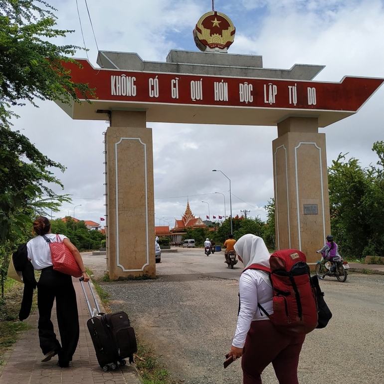 Jalan kaki dari ujung Vietnam menuju imigrasi Kamboja|Dokpri
