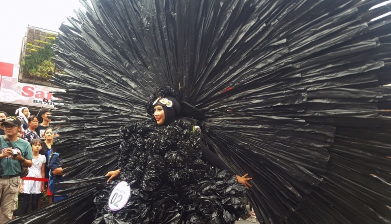 Kostum dari daur ulang sampah kantung plastik di Jogja Fashion Carnival 2019 (dok. pri).