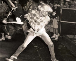 Gambar: Kurt Cobain (vokalis band Nirvana) terlihat membanting gitarnya. (dok: Istimewa)