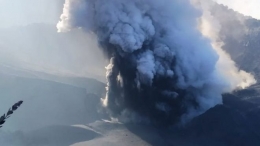 Gunung Tangkuban Parahu MeletusSumber: https://www.bbc.com/indonesia/indonesia-49128905 