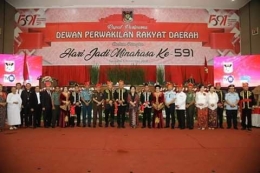 Foto bersama usai rapat paripurna DPRD Minahasa(sumber:Gubernur Olly Dondokambey)