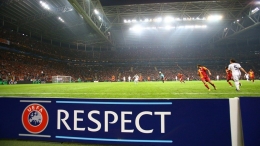 Respek menjadi pelajaran penting dalam sepak bola/Foto: UEFA.com