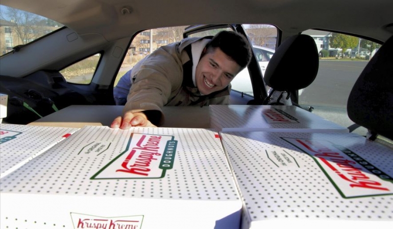 Jayson Gonzalez dan muatan donat Krispy Kreme di mobilnya (sumber: WashingtonTimes.com)