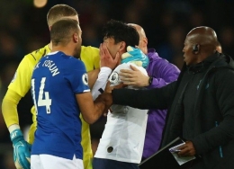 Pemain Tottenham asal Korea Selatan, Son Heung-min (tengah), menangis setelah melihat pemain Everton, Andre Gomes cedera parah akibat tekel yang dia lakukan di pertandingan Liga Inggris akhir pekan kemarin/Foto: Getty Images Metro.co.uk
