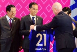 Presiden RI Joko Widodo menerima jersey nomor punggung 21 dari FIFA (gambar dari Brilio)