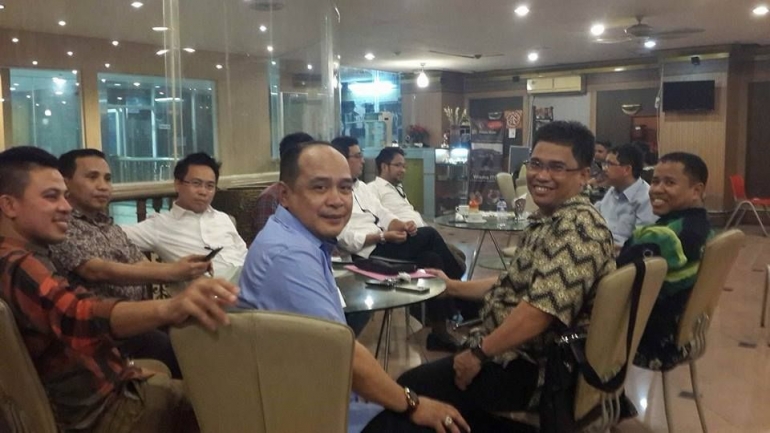 momen ini lima tahun lalu bersama kawan-kawan di Warkop Phoenam, Jalan Kyai Wahid Hasyim, Jakarta. Dok.Pribadi