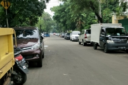 ilustrasi: Puluhan mobil pribadi terparkir di badan Jalan Dokter Susilo, Grogol Petamburan, Jakarta Barat, Minggu (19/11/2017).(Kompas.com/Sherly Puspita)