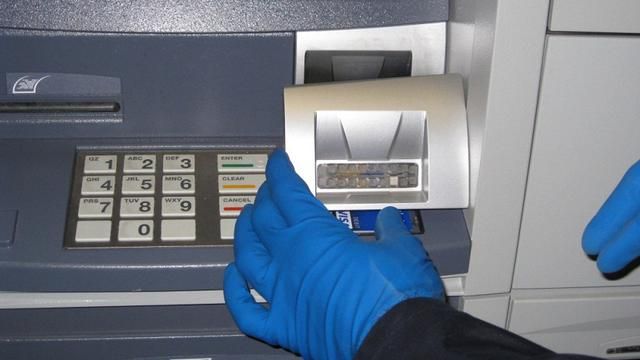 skimmer dipasang di mesin atm untuk menduplikat kartu atm nasabah (sumber: https://cdn1-production-images-kly.akamaized.net/7bVJyPLQUiP9ZVkq2jJcNBAiNmI=/640x360/smart/filters:quality(75):strip_icc():format(jpeg)/kly-media-production/medias/676853/original/Skimming.jpg)