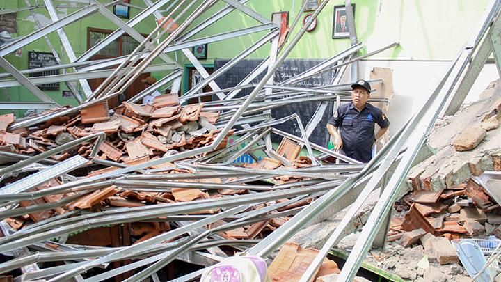 Seorang petugas berada di antara reruntuhan bangunan Sekolah Dasar Negeri di Kecamatan Gadingrejo, Kota Pasuruan,yang ambruk, Selasa (5/11) kemarin/Foto: tekno.tempo.co