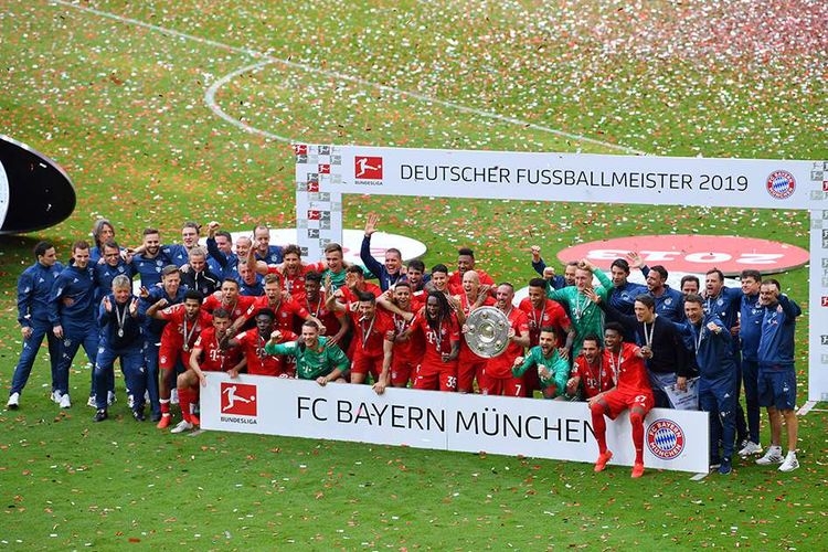 Para pemain Bayern Muenchen melakukan selebrasi kemenangan dengan trofi juara usai melawan Eintracht Frankfurt pada pertandingan Bundesliga di Allianz Arena, Jerman, Sabtu (18/5/2019). Bayern Muenchen berhasil memastikan gelar juara Bundesliga musim 2018-2019 setelah pada pekan terakhir atau ke-34 mengalahkan Eintracht Frankfurt dengan skor 5-1. (SEBASTIAN WIDMANN/BUNDESLIGA/DFL via kompas.com)