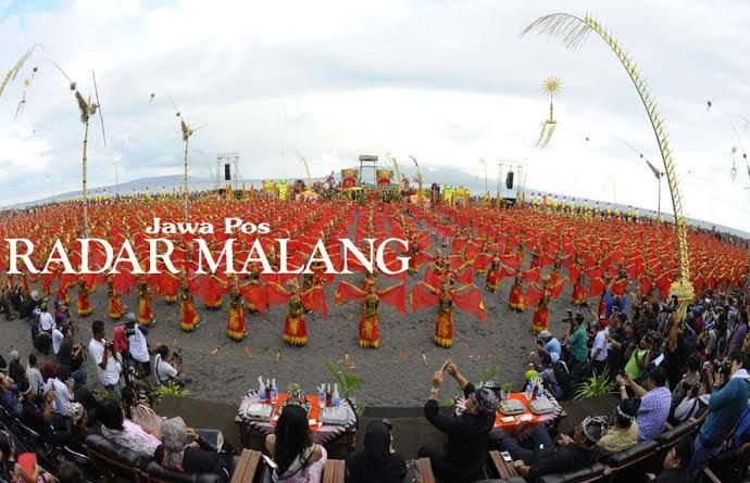 Penampilan penari dalam Festival Gandrung Sewu. (Foto. Dok. Radar Malang)
